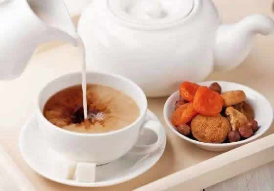 红茶加奶的危害 红茶加牛奶有副作用吗